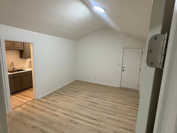 3rd image of 913 Washington Ave APT 4