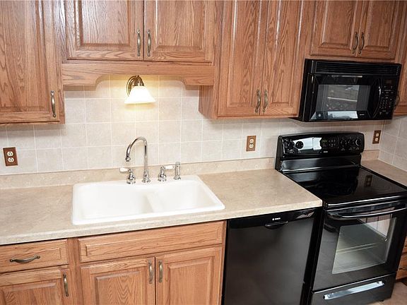 2nd image of 221 Oakbrook Dr