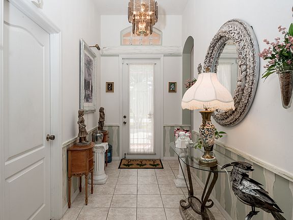 3rd image of 210 SW Lake Forest Way