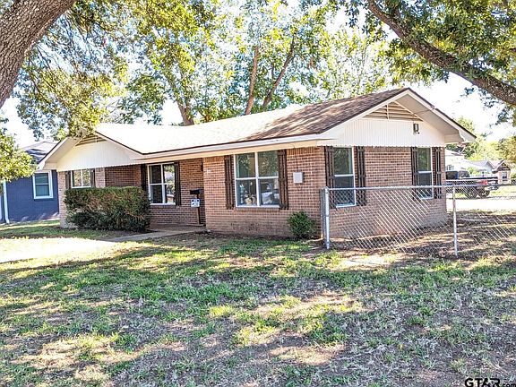2nd image of 801 Circle Dr