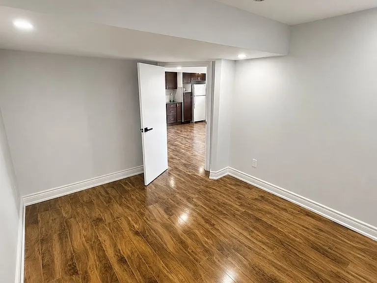 2279 Chapman Ct #BASEMENT — Photo 4