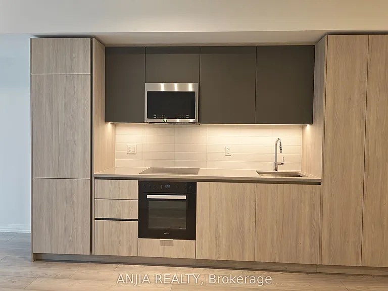 400 King St W #621 — Photo 5