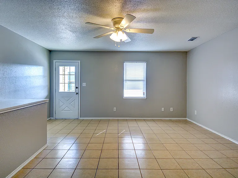 Las Violetas Apartments — Photo 13