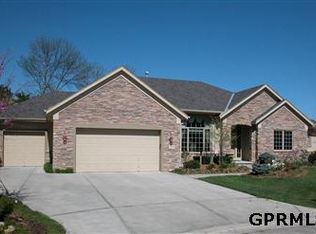 9704 Pinehurst Cir, Omaha, NE 68124