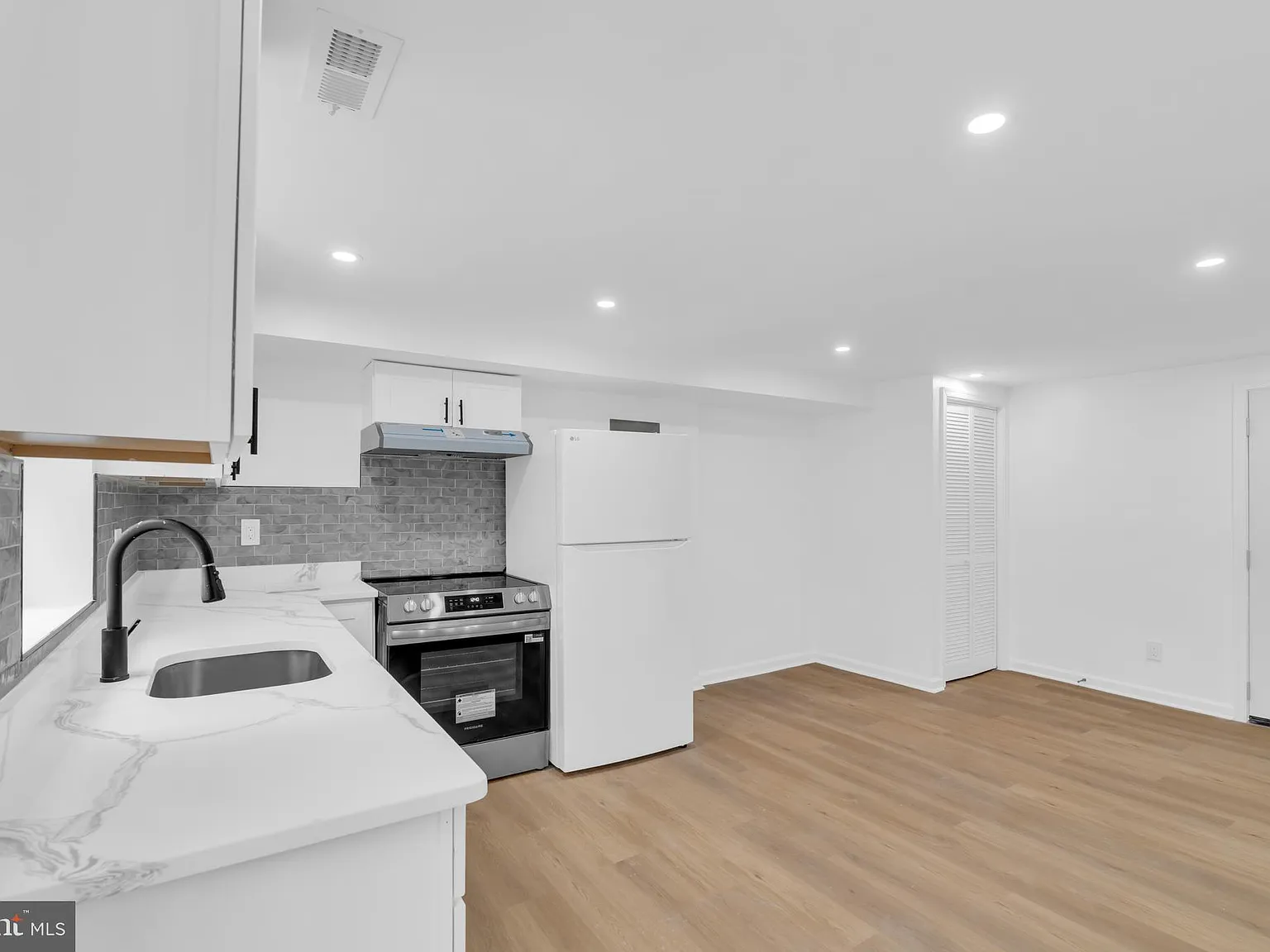 2 bed, 1.5 bath, 2585 sqft, $2,990 — Photo 2