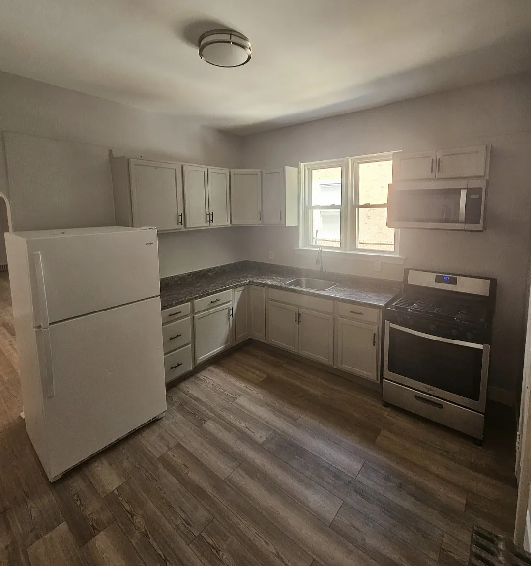 3 bed, 1.5 bath, 1360 sqft, $1,900 — Photo 4