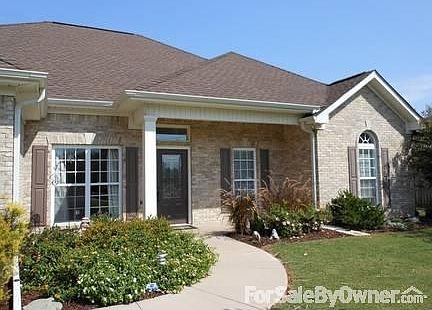 Full Brick : Small, quiet, lake community / 3 mi. from new hospital