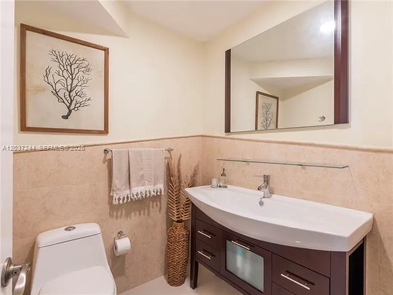 5401 Collins Ave #1013 — Photo 19
