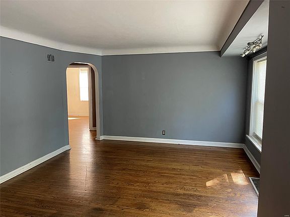3rd image of 320 Ballman Ave
