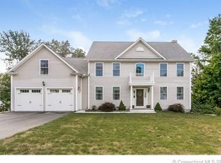9 Fawn Meadow Dr, Naugatuck, CT 06770