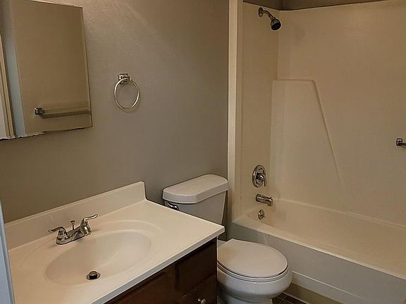 5th image of 260 Waterbury Ct