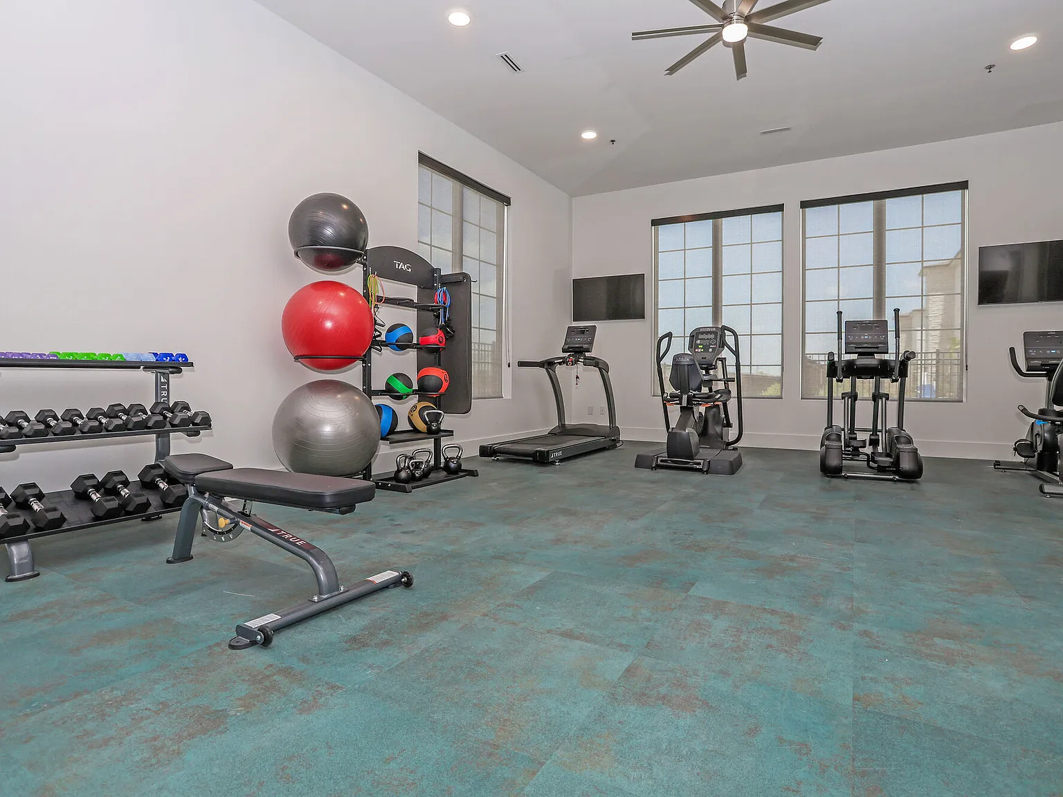Avanti Legacy Emerald Point Apartments — Photo 4