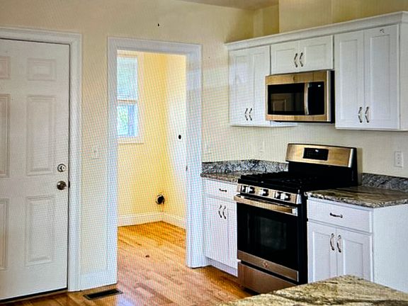 2nd image of 180 North St