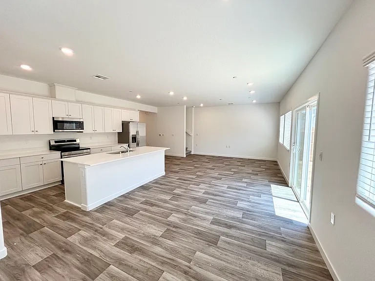 4456 Bellaire Ave — Photo 5