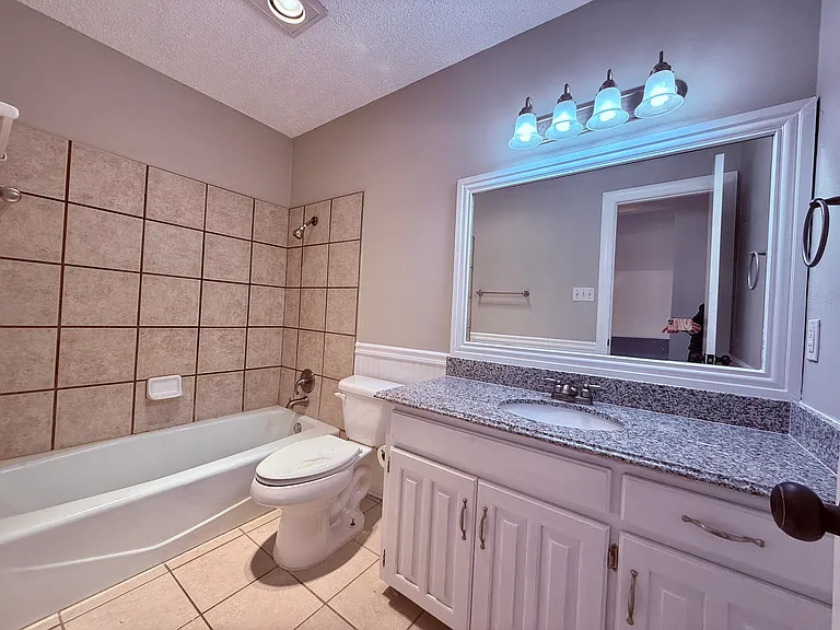 Full bath on the 2nd floor
