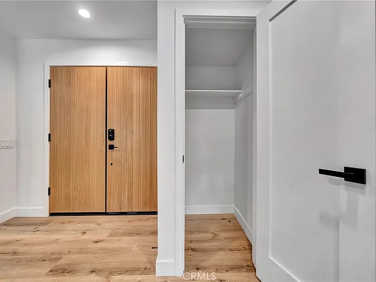 24445 Clipstone St — Photo 26