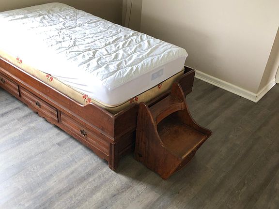 Smaller Bedroom about 10_x11_