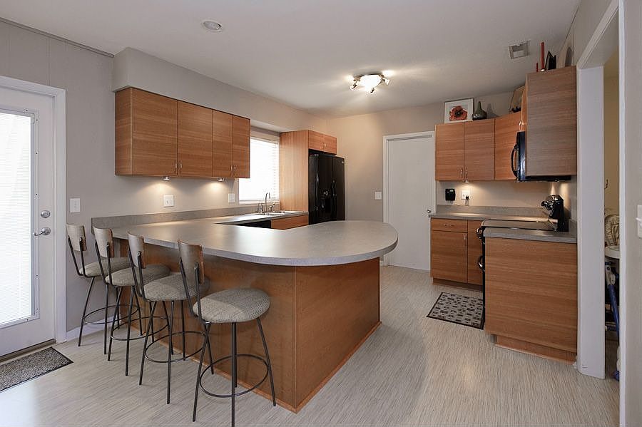 New kitchen with bar