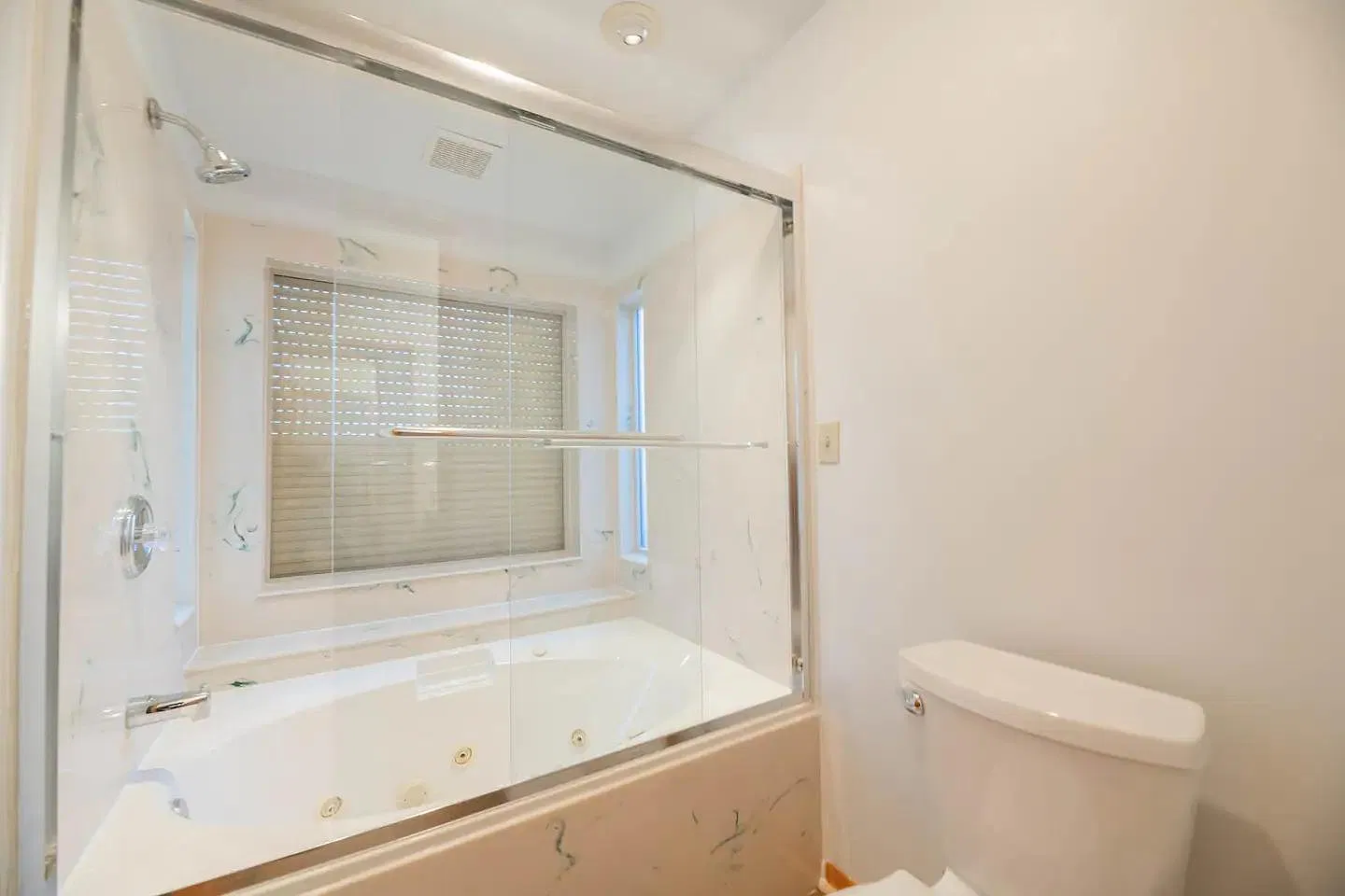 3 bed, 1696 sqft, $3,200 — Photo 2
