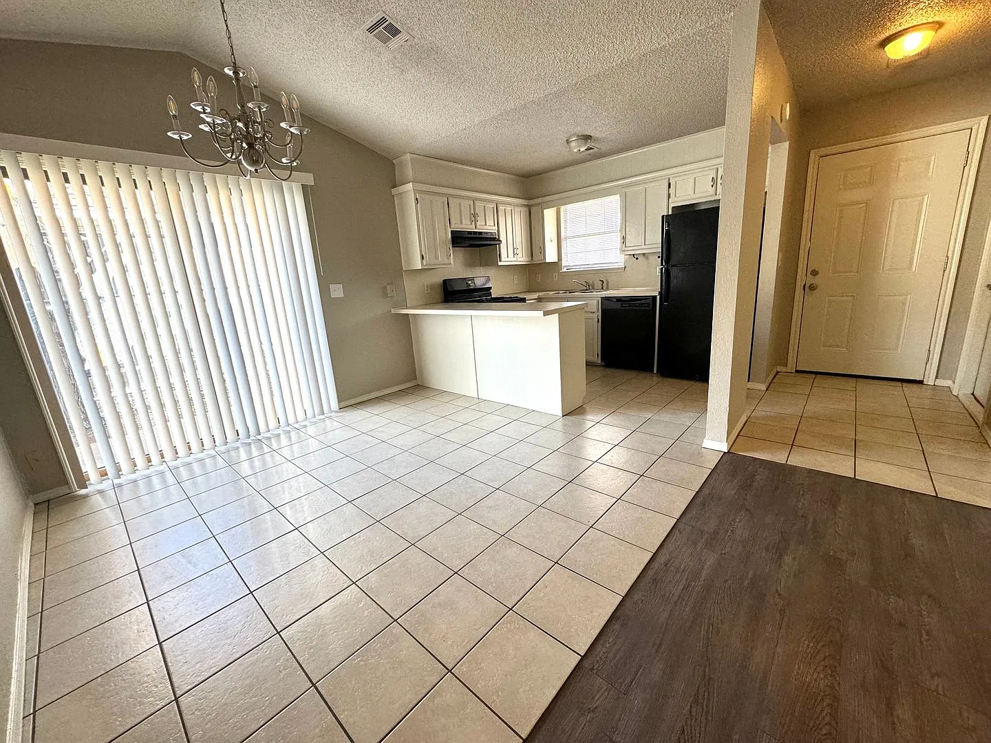 Cozy Adorable 3 bedroom 2 bathroom Duplex! — Photo 4