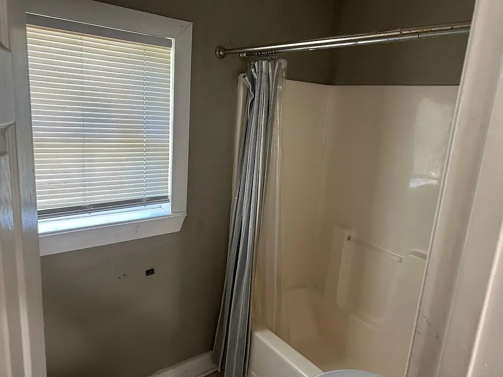 3935 Roberts Ave — Photo 4