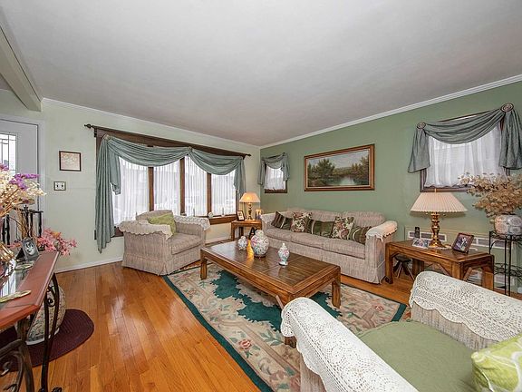 3rd image of 920 Cherry Ln