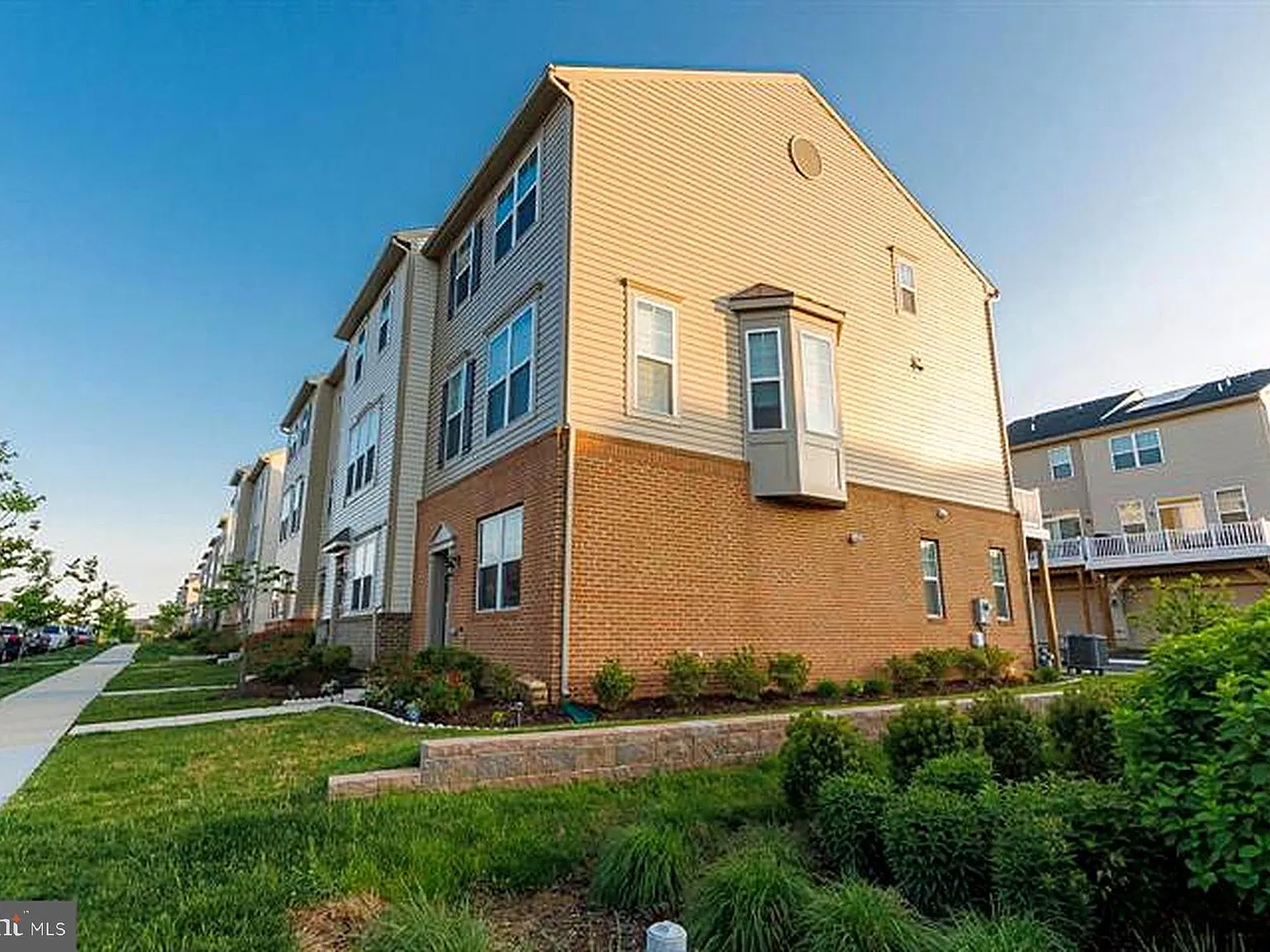 3 bed, 4.0 bath, 1953 sqft, $3,550 — Photo 2