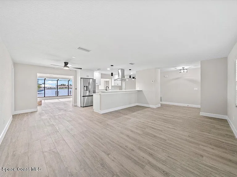 540 Albatross St — Photo 6