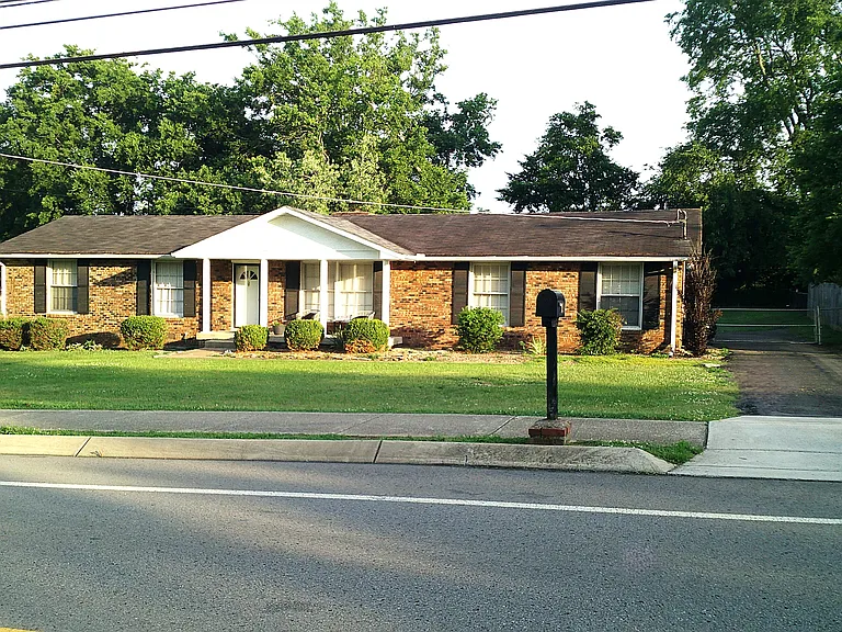 140 Wessington Pl — Photo 2