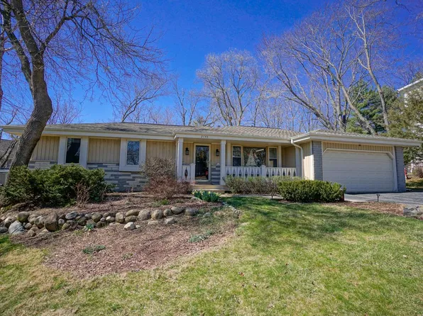 2145 West Shore DRIVE, Delafield, WI 53018