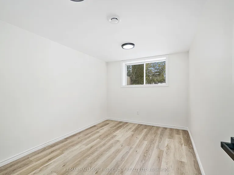 660 Mackechnie Cres #LOWER — Photo 29