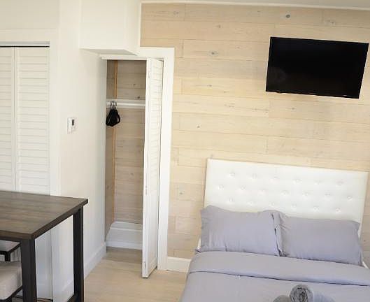 5th image of 730 14th Pl APT 8