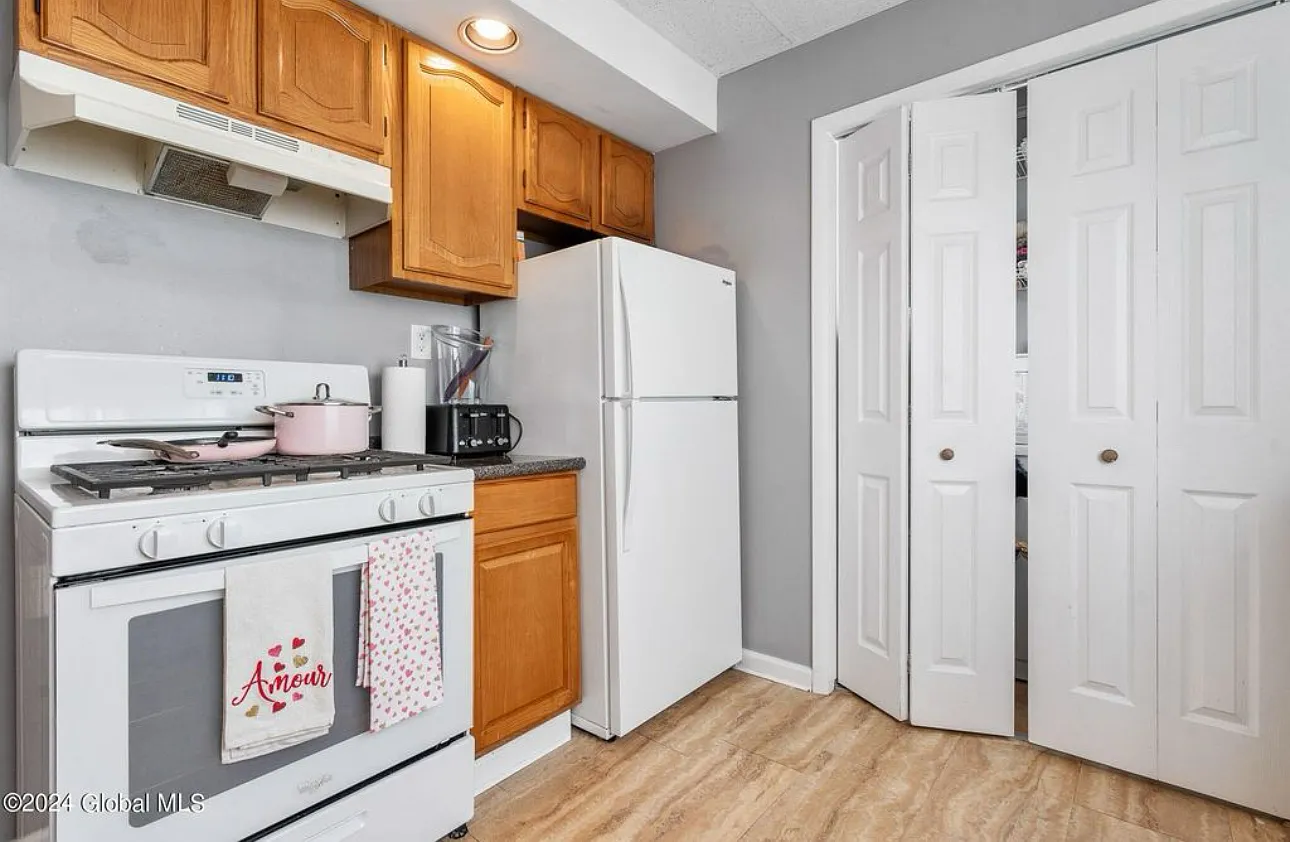 3 bed, 1200 sqft, $2,050 — Photo 3