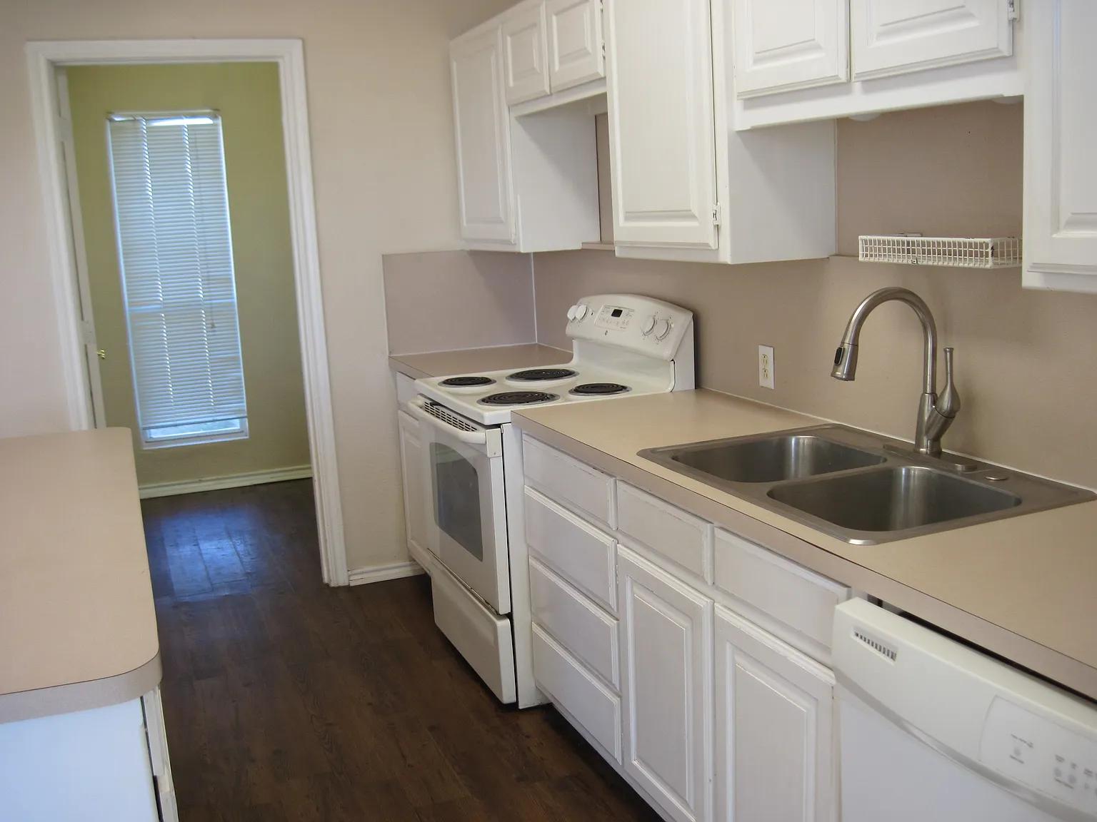 2 bed, 1000 sqft, $1,225 — Photo 2