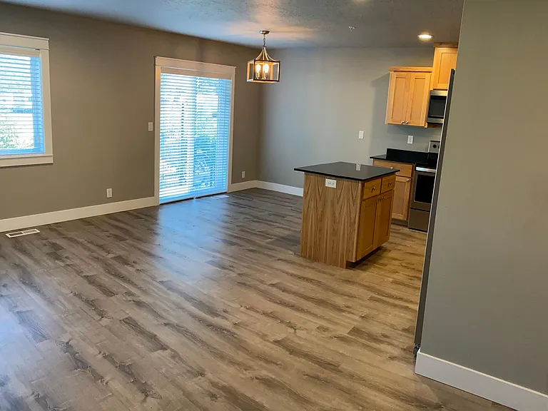 141 SW Kalmia St — Photo 6