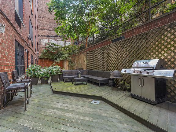 3rd image of 445 W 54th St