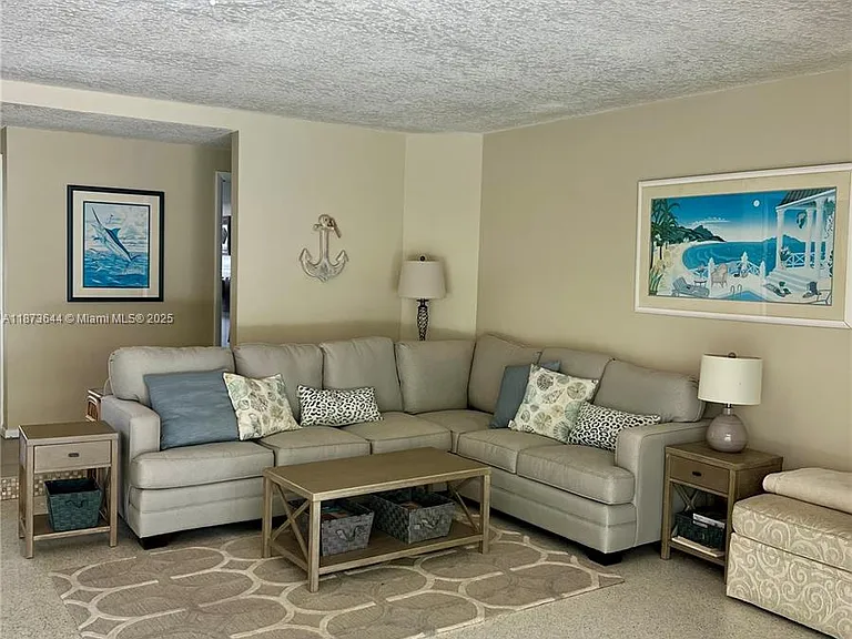 1241 Manor Dr — Photo 4