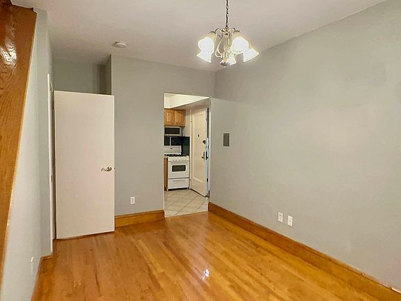 3rd image of 36 W 90th St APT B