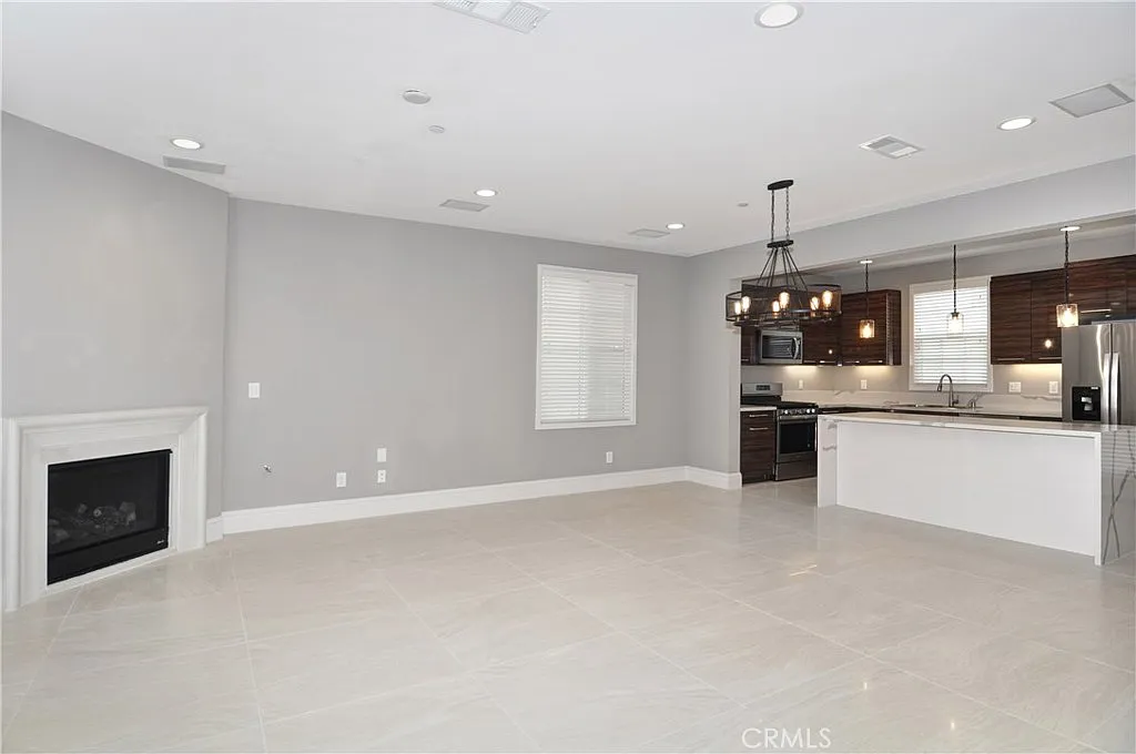 4 bed, 3.5 bath, 2100 sqft, $5,400 — Photo 2