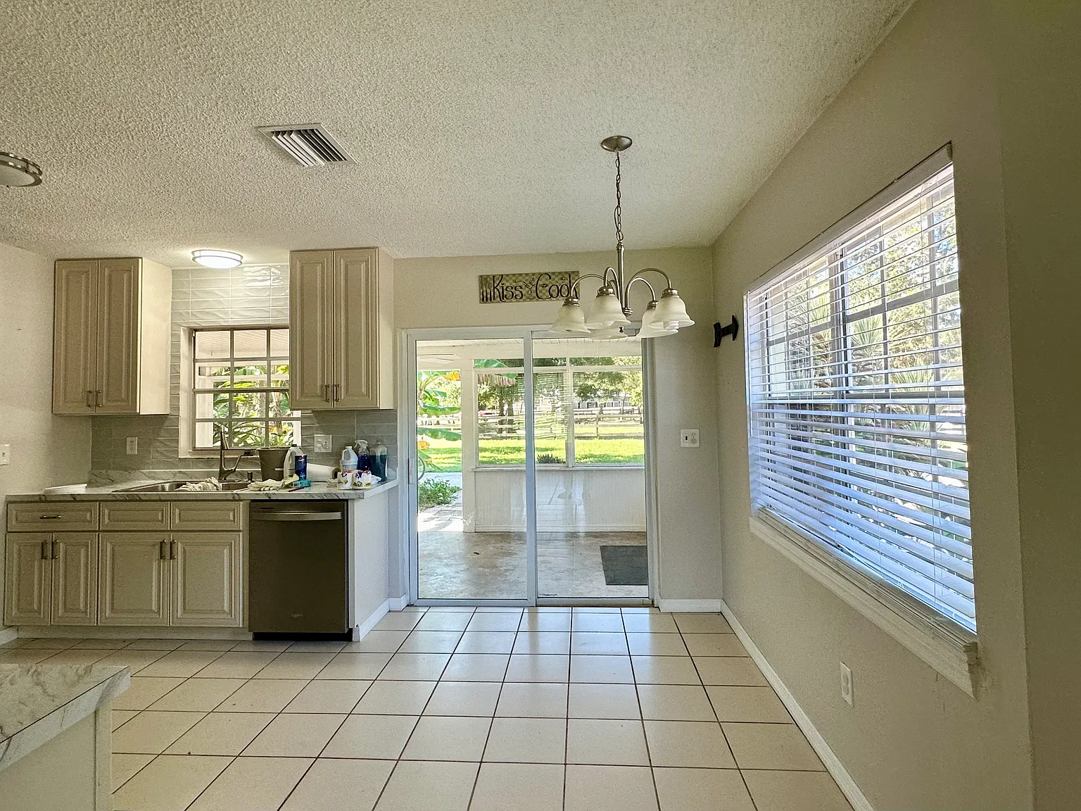 3 bed, 1200 sqft, $2,000 — Photo 4