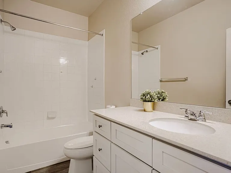 1909 S Poplar Ct — Photo 2
