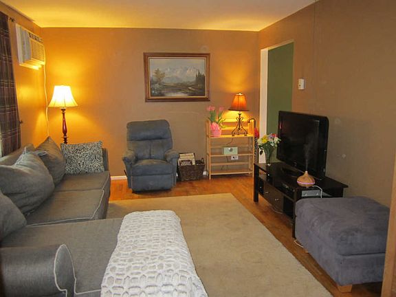 3rd image of 18W121 Kirkland Ln