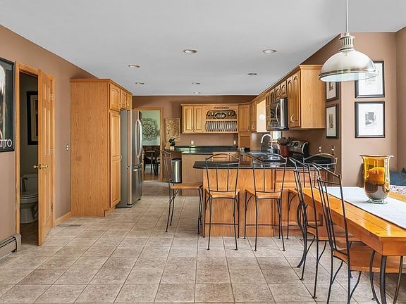 3rd image of 6 Nicholas Dr