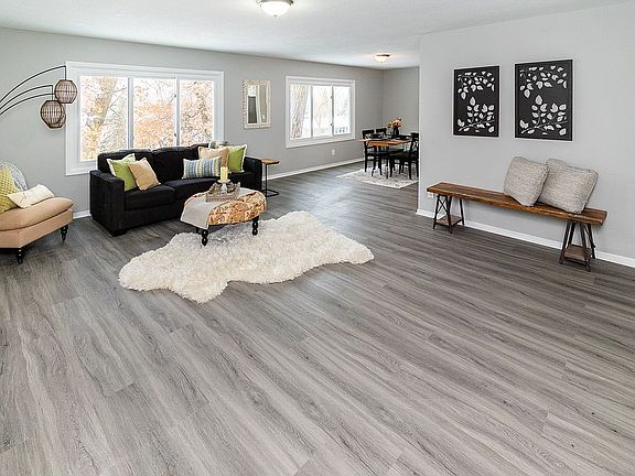 5th image of 13717 Wellington Cres
