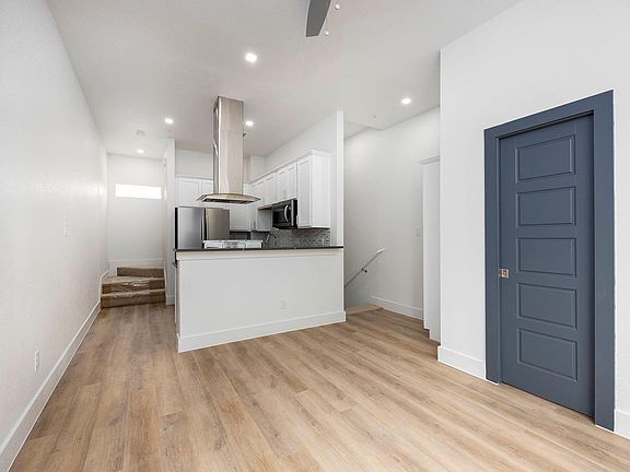 3rd image of 1004 Travis Ave #108