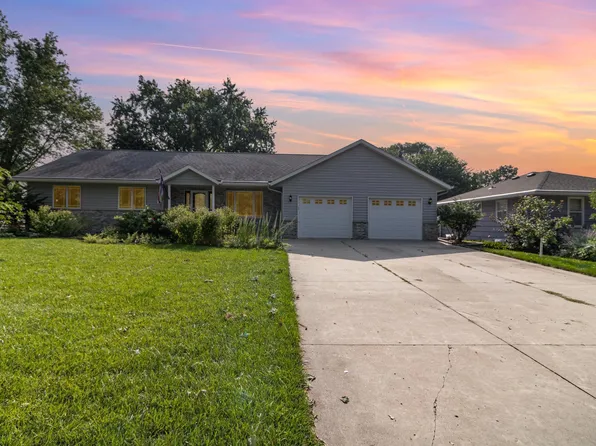 211 S Walnut St, Belle Plaine, MN 56011
