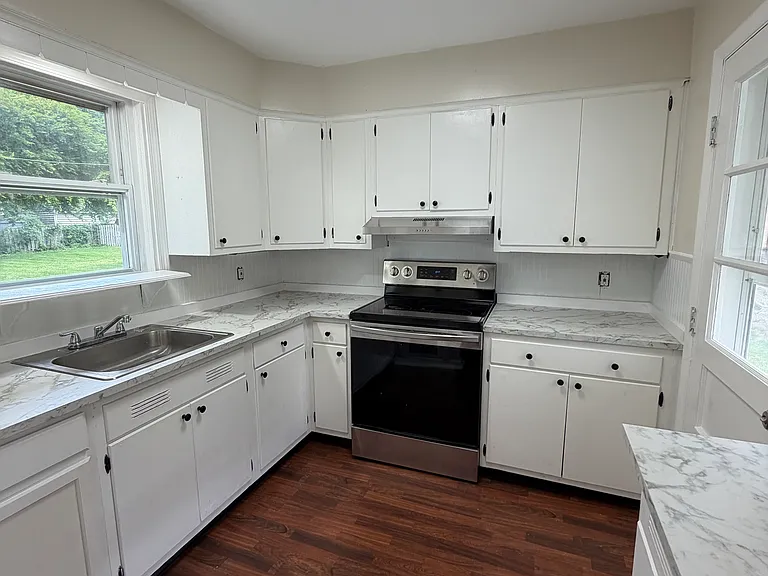 302 Shadeland Ave — Photo 2