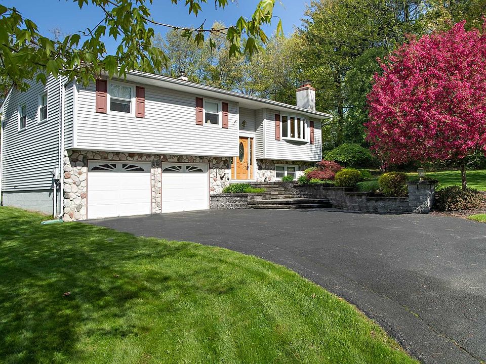 1st image of 40 Woodland Cir