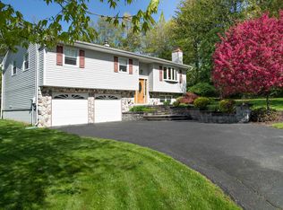 40 Woodland Cir, Hyde Park, NY 12538