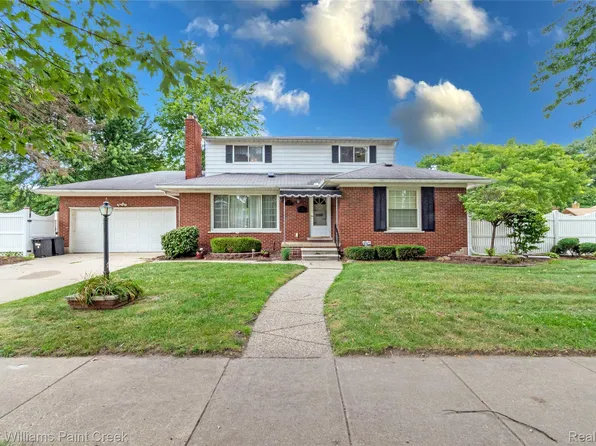 22141 Edmunton St, Saint Clair Shores, MI 48080